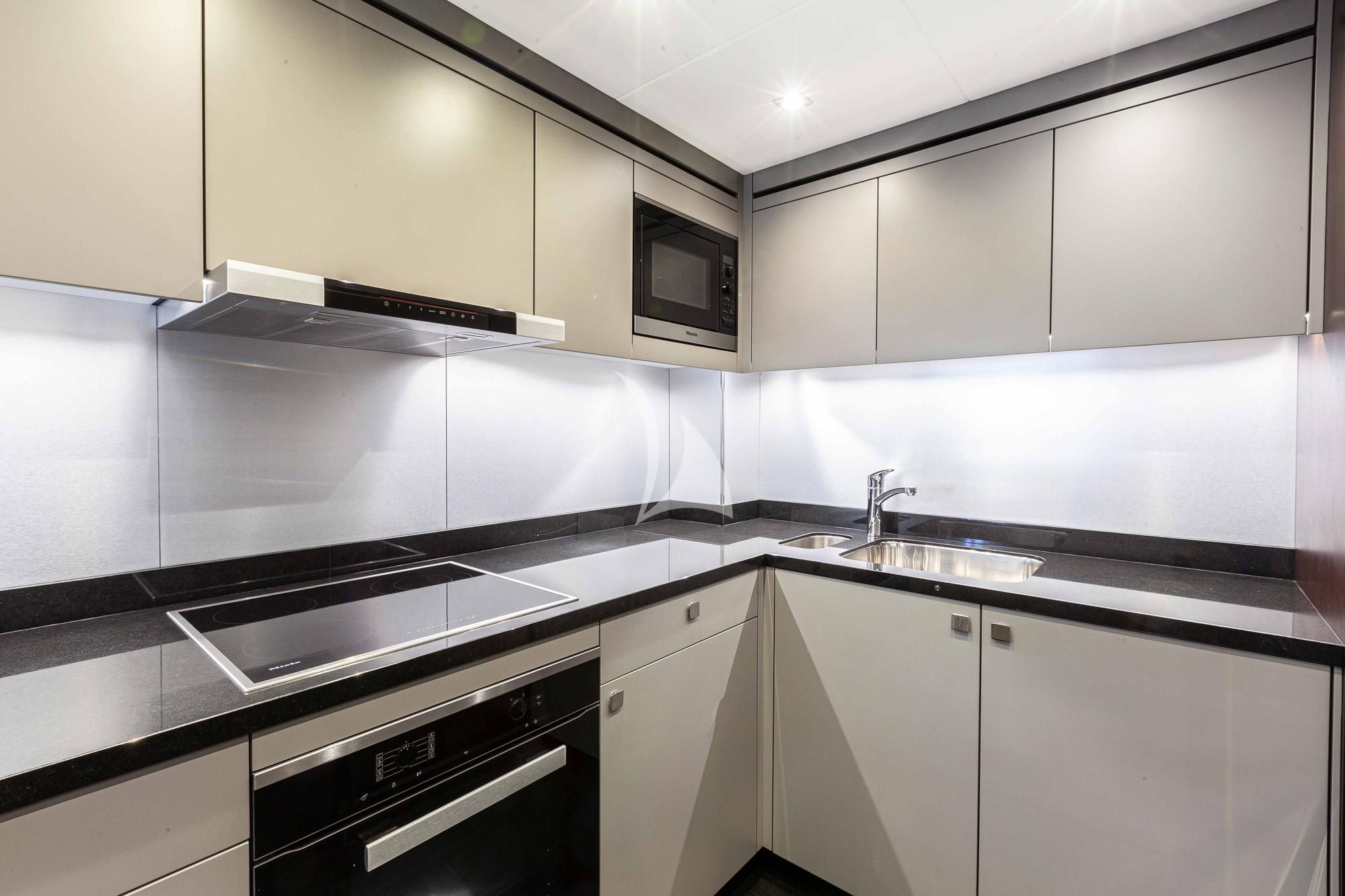 NEW EDGE Sunseeker 95 - galley